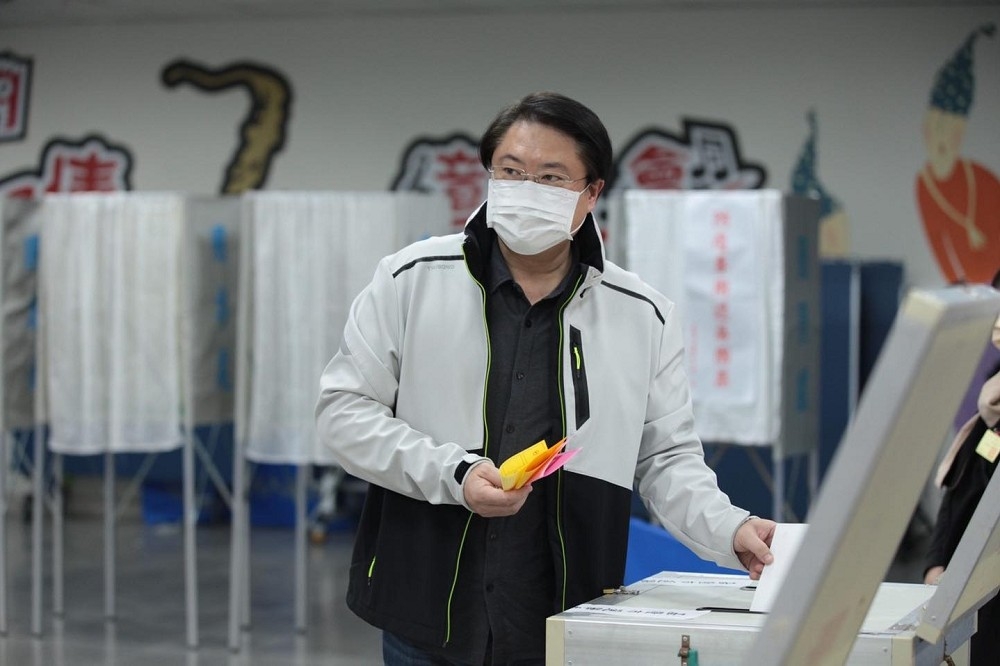 林右昌18日上午前往四維里民活動中心投票，鼓勵民眾多出來投票。（擷自林右昌臉書）