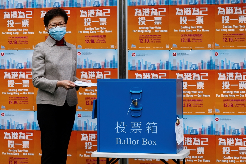 香港特首林鄭月娥投下選票，呼籲民眾踴躍出門投票。（湯森路透）