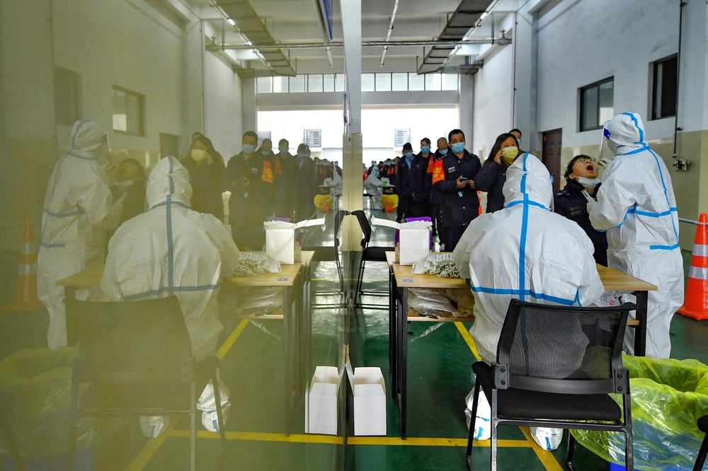 杭州市啟動大規模居民核酸篩檢。（湯森路透）