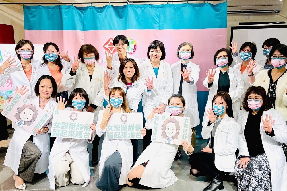 民進黨婦女部19日舉辦「女醫挺靜儀、醫起來護台」記者會力挺林靜儀，氣氛熱烈溫馨。（民進黨提供）