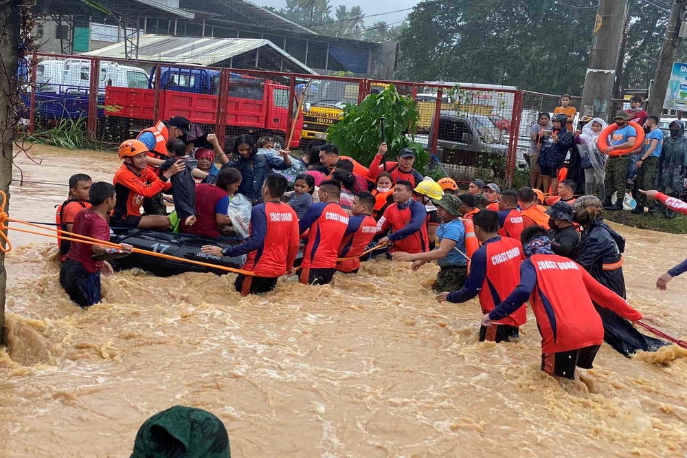 超級颱風雷伊重創菲律賓東南部地區，釀成200人以上的嚴重傷亡。（湯森路透）