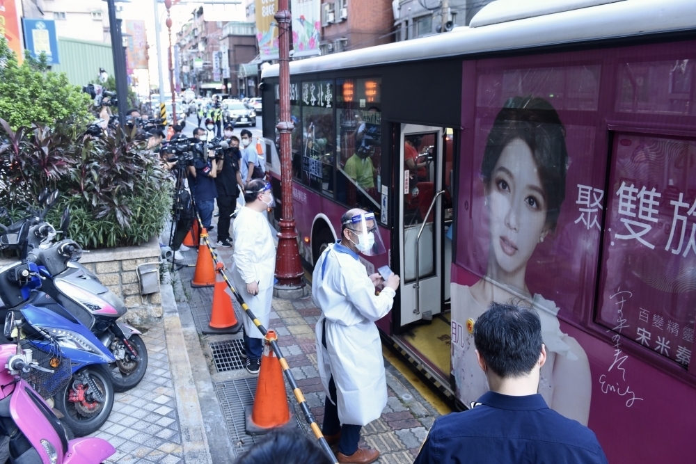 台北市信義路上某防疫旅館一早因出現全套防護人員出入，民眾擔心是不是有出現群聚案例，正在疏散旅客。示意圖。（資料照片／張哲偉攝）