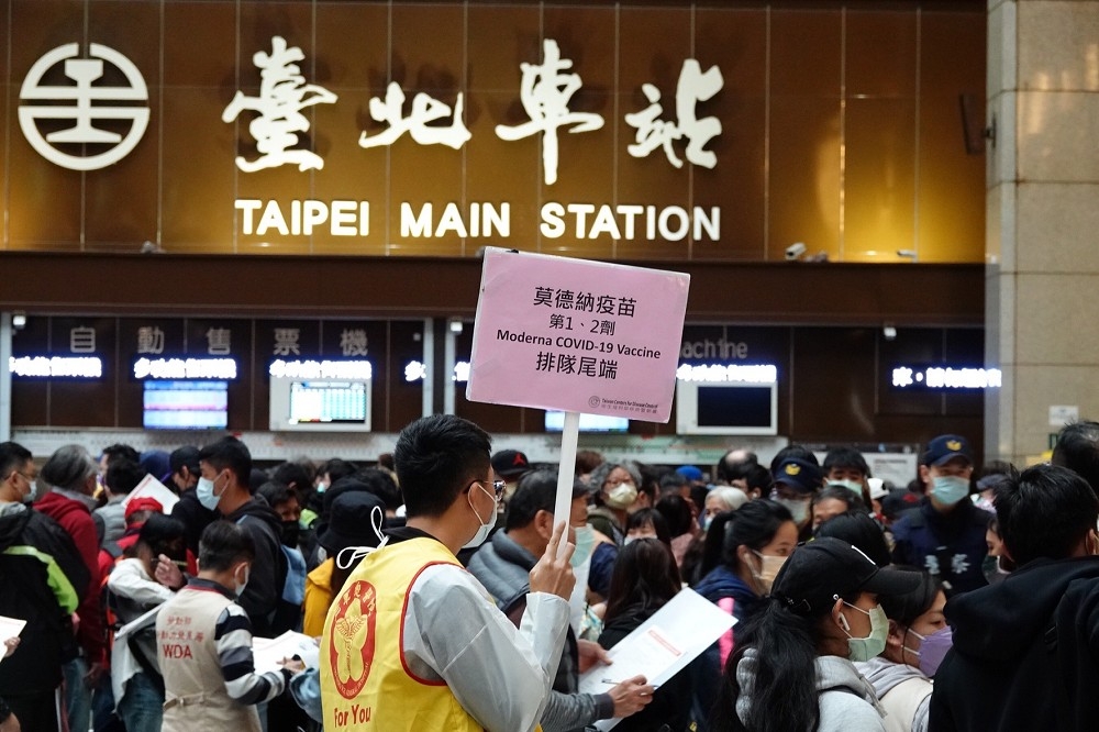 台北車站5日起開設莫達納施打站，已累計接種3.5萬人次，指揮中心21日宣布，將延長至29日。（王侑聖攝）