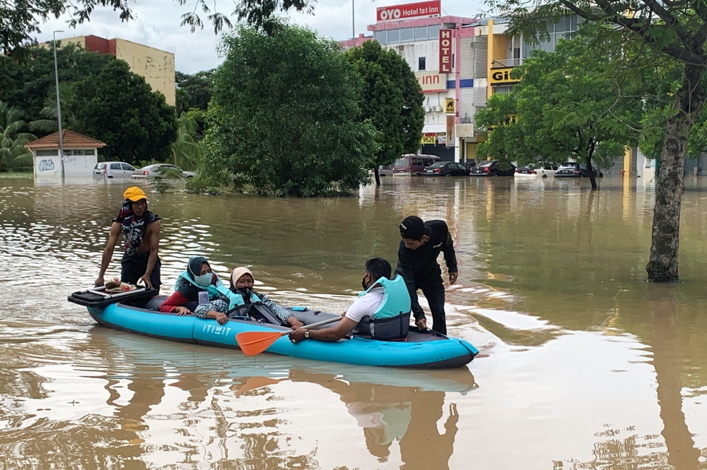 馬來西亞雪蘭莪州因連日豪雨造成洪災，釀7人不幸喪命。（湯森路透）