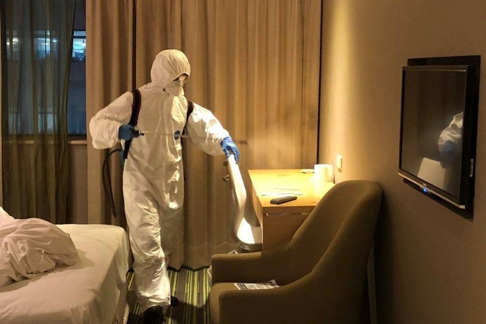 桃園市防疫旅館爆出群聚感染後，衛生局派員前往清消。（桃園市政府提供）