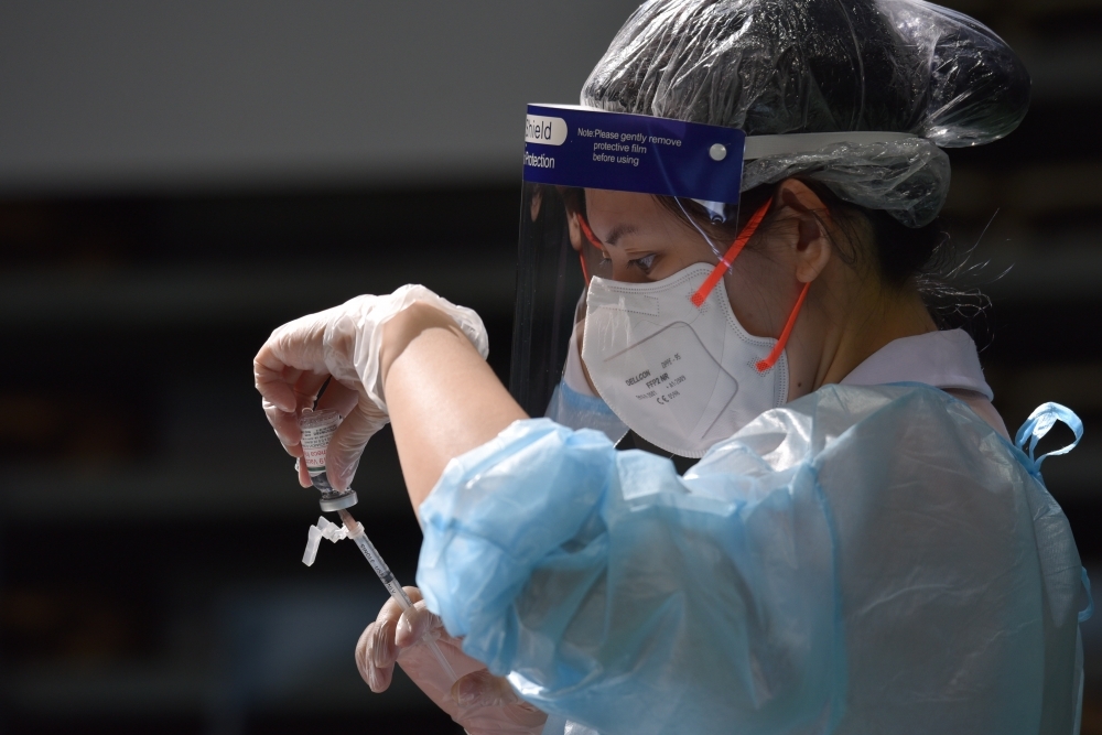 歐盟宣布承認台灣核發的 「COVID-19 疫苗接種證明書」，未來出入境相關認證國家，可以免提出小黃卡紙本證明，只需數位接種證明掃描，加速雙邊入境通關。（資料照片／蔣銀珊攝）