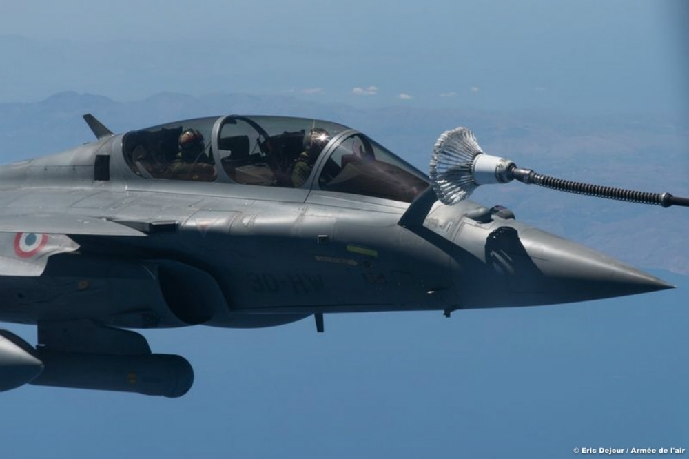 法国现役疾风战机进行空中加油。（图片取自法国国防部）(photo:UpMedia)