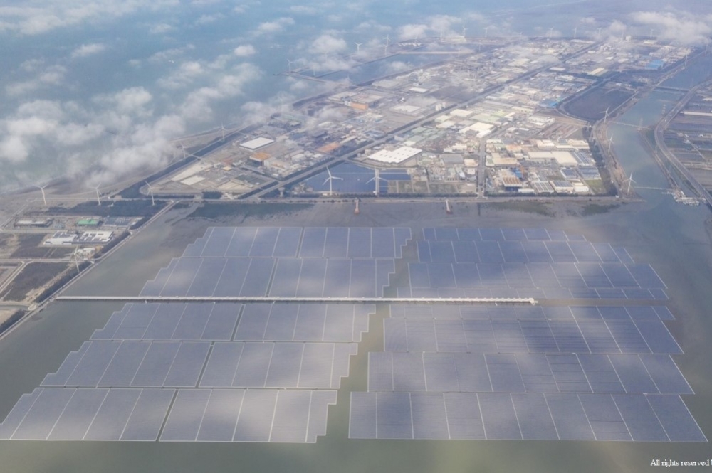 辰亞能源旗下的彰濱崙尾東一暨二號電廠，是目前全世界最大的海上型太陽能電廠。（辰亞能源提供）