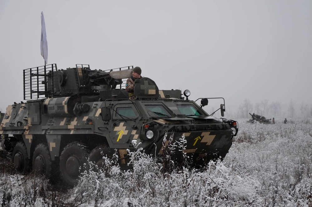 烏克蘭與俄羅斯情勢持續加溫，烏克蘭軍隊在烏東地區軍演。（湯森路透）
