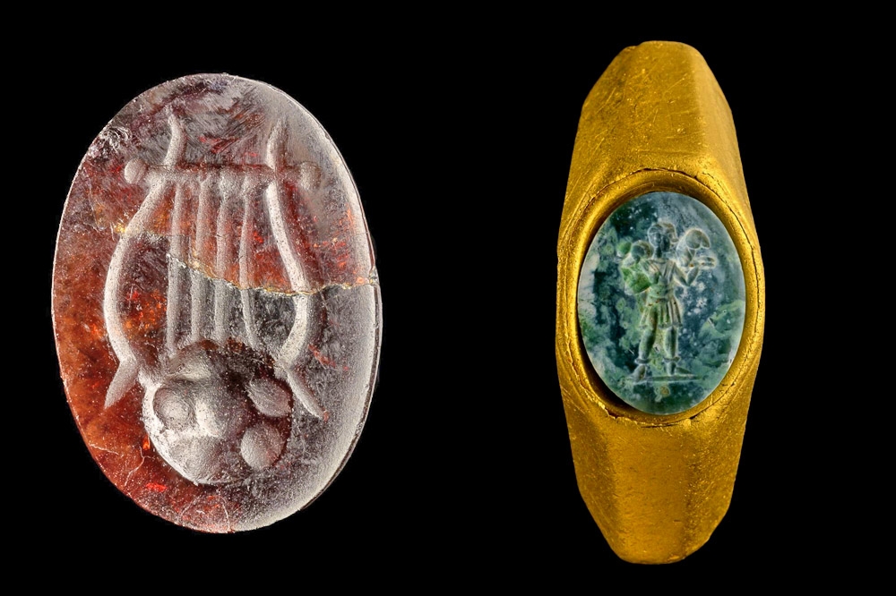 以色列文物管理局在該撒利亞周圍海域發現的珍貴文物，左為刻有「大衛王的豎琴」的紅寶石，右為刻著耶穌「善牧」形象的黃金戒指。（取自以色列文物管理局臉書）