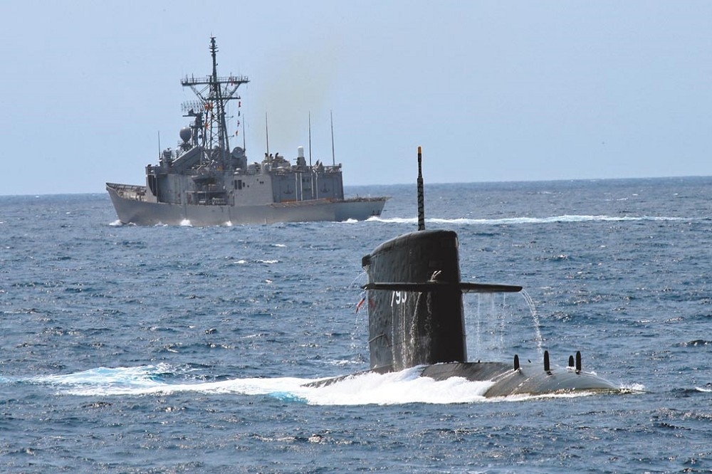 海軍「劍龍級潛艦戰鬥系統提升案」，期程從原規劃5年，延宕10年才能完成。（軍聞社提供）