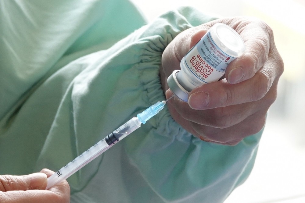 新冠肺炎疫情持續肆虐，指揮中心宣布，24日全面開放第三劑疫苗施打。（資料照片／王侑聖攝）