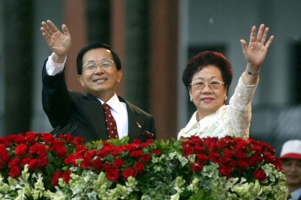 南韓24日宣布朴槿惠因在獄中健康惡化獲特赦，呂秀蓮（右）也呼籲蔡政府應要特赦陳水扁（左）。（總統府提供）