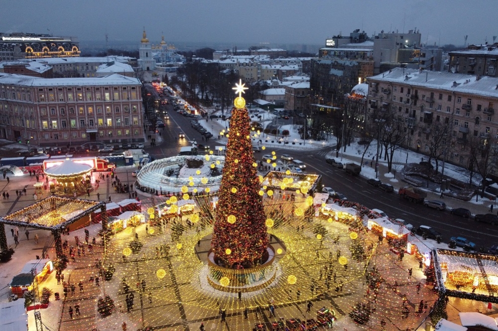 烏克蘭的耶誕節佈置，巨大的聖誕樹豎立在廣場中央。（湯森路透）