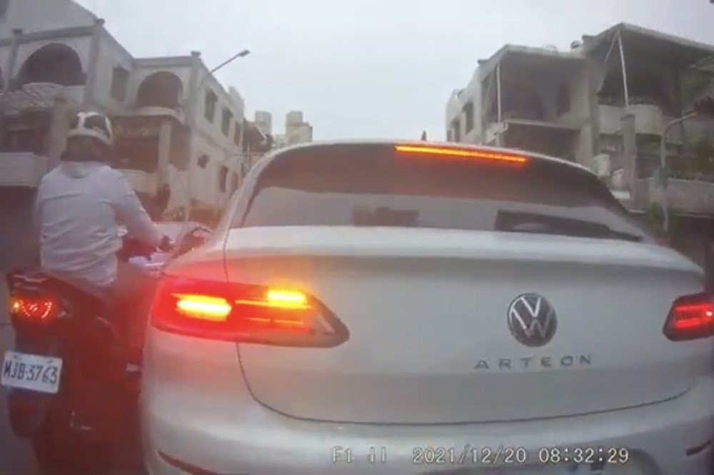 台南20日發生一起行車糾紛，小客車疑似不滿機車搶先左轉，竟追上將其撞趴。（擷自WoWtchout  YouTube）
）