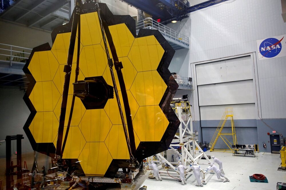 由歐盟與NASA聯手、新一代太空望遠鏡「詹姆斯韋伯」26日順利升空。（湯森路透）