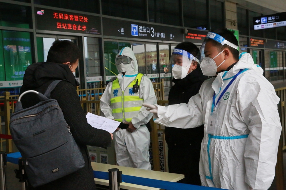 西安火車站防疫人員檢查乘客健康碼。（湯森路透）