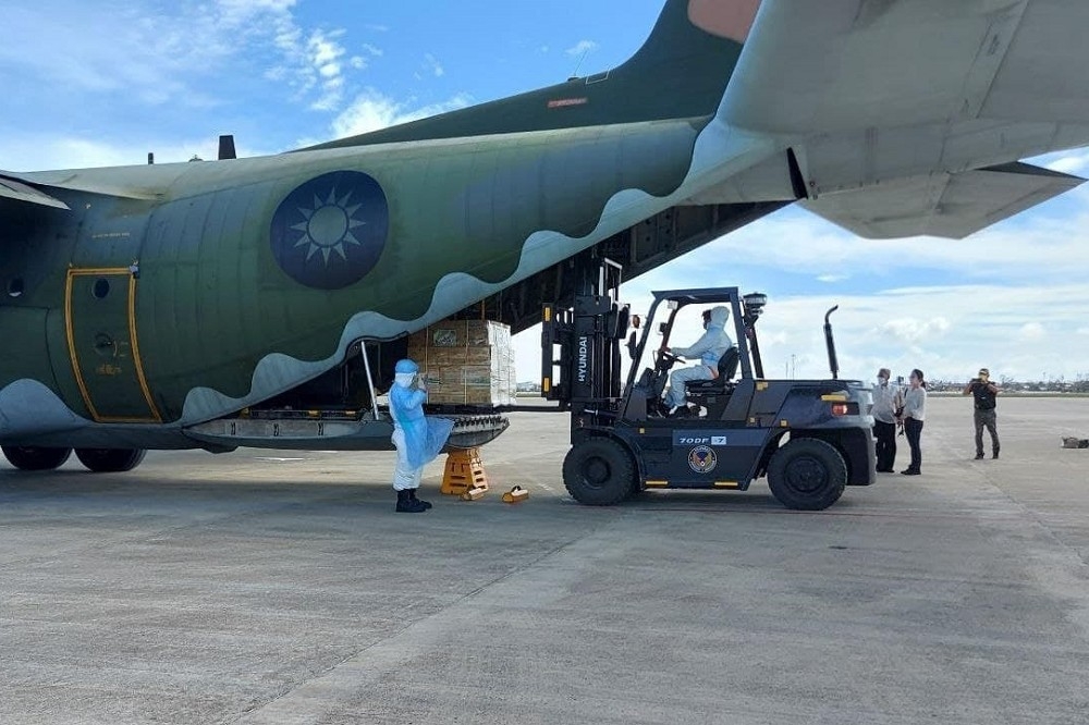 超級颱風「雷伊」侵襲菲律賓，我國政府出動C-130運輸機運送數千公斤的救援物資赴菲馳援。（外交部提供）