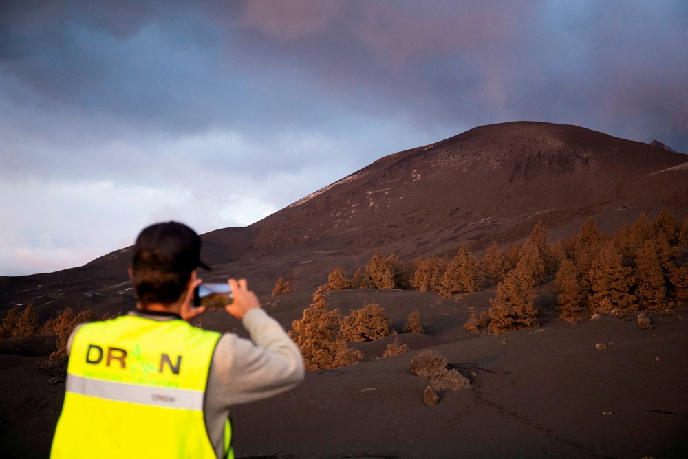 連續噴發三個月的西班牙拉帕爾馬島火山終於落幕。（湯森路透）