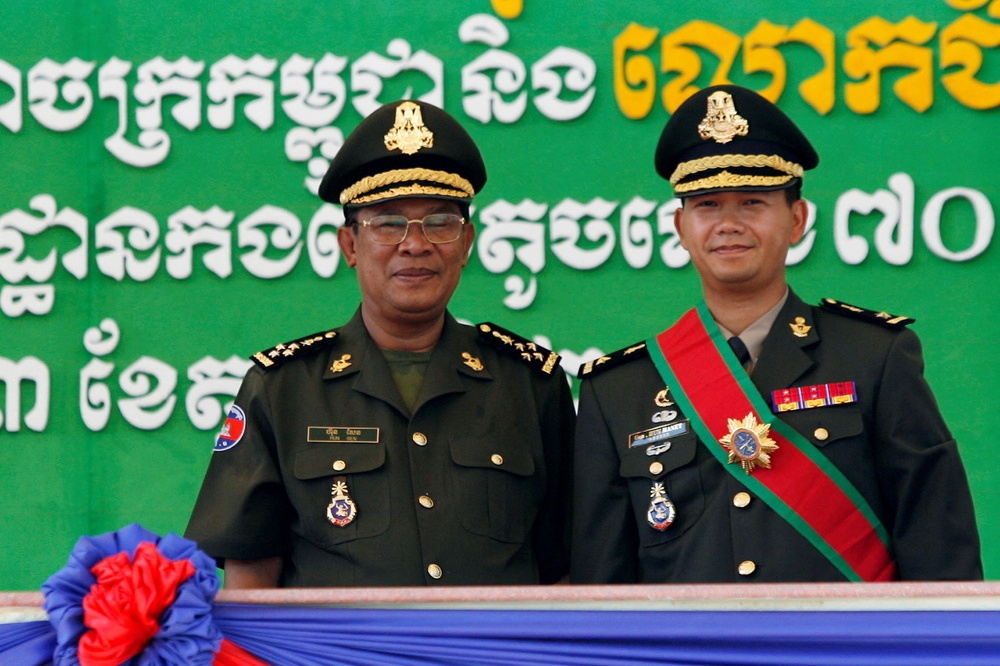 柬埔寨強人首相洪森（左）與長子洪馬內。（湯森路透）