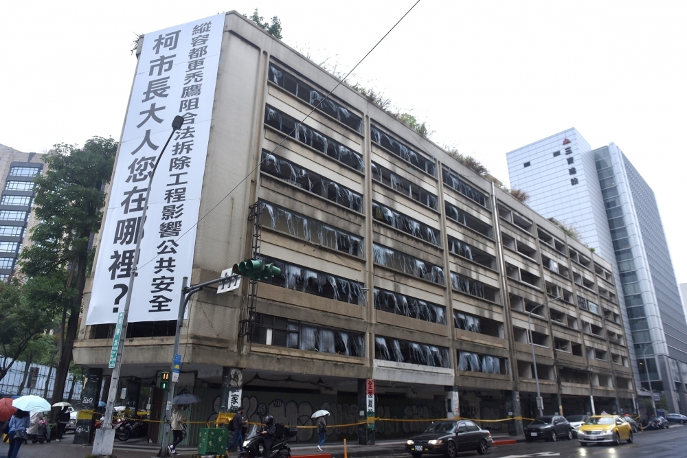 台北市長春路與慶城街口的中泰花園廣場歷經10多年都更程序後，北市府2度准拆又喊卡，遭疑護航都更禿鷹。（張哲偉攝）