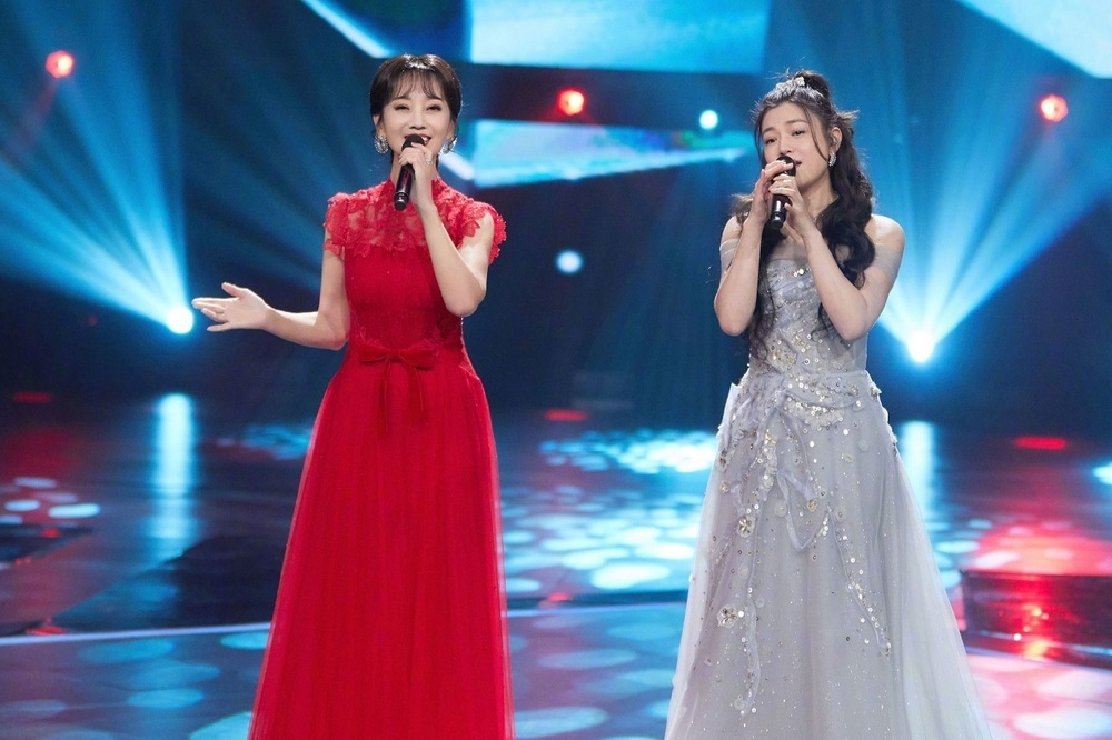 68歲趙雅芝（左）與38歲陳妍希參加「央視榜上榜年度盛典」同台演唱，兩人纖腰粗細意外引發話題。（取自趙雅芝微博）