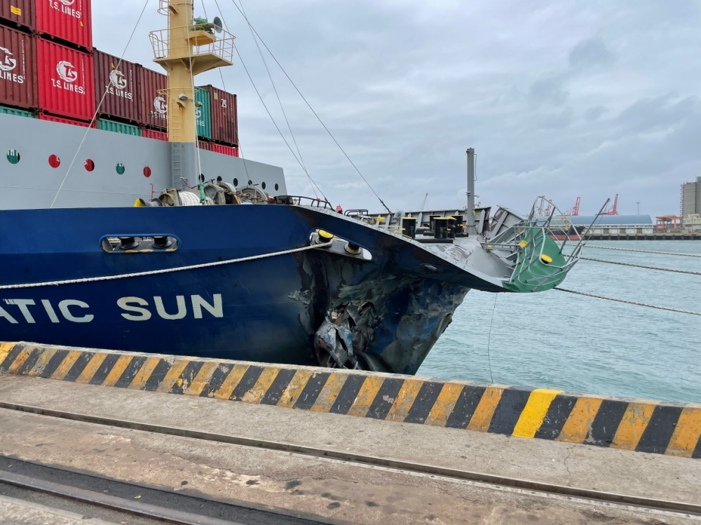 德翔輪日光貨櫃船26日撞擊台中港後造成船頭明顯凹陷。（台中港務分公司提供）