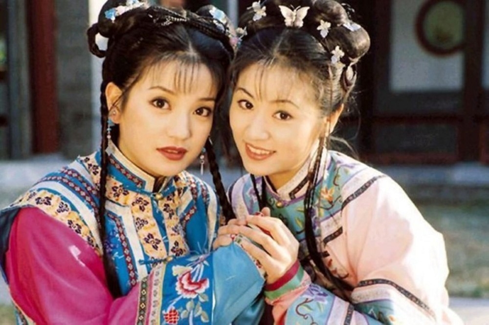 《還珠格格》23年前播出時，紅到撼動華人市場，趙薇（左）、林心如也因此奠定演藝地位，但她們當初卻都不是瓊瑤心中「小燕子」、「紫薇」的第一人選。（翻攝畫面取自網路）