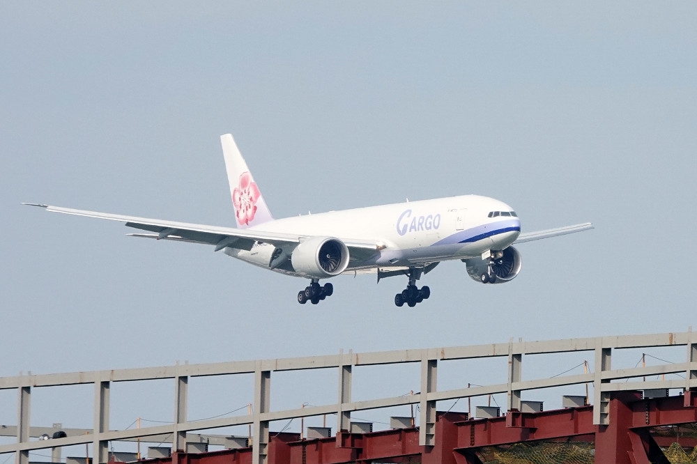 中國疫情拉警報，防疫規定加強，繼長榮之後，華航27日也對台灣往浦東航班有所調整。（資料照片／王侑聖攝）
