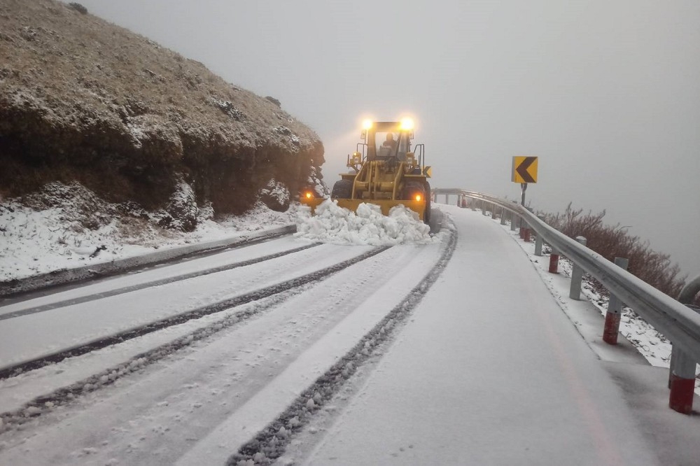 公路總局養護單位為確保用路安全，預警性封閉台14甲部分路段，將出動鏟雪車清理路面積雪。（擷自公路總局臉書）