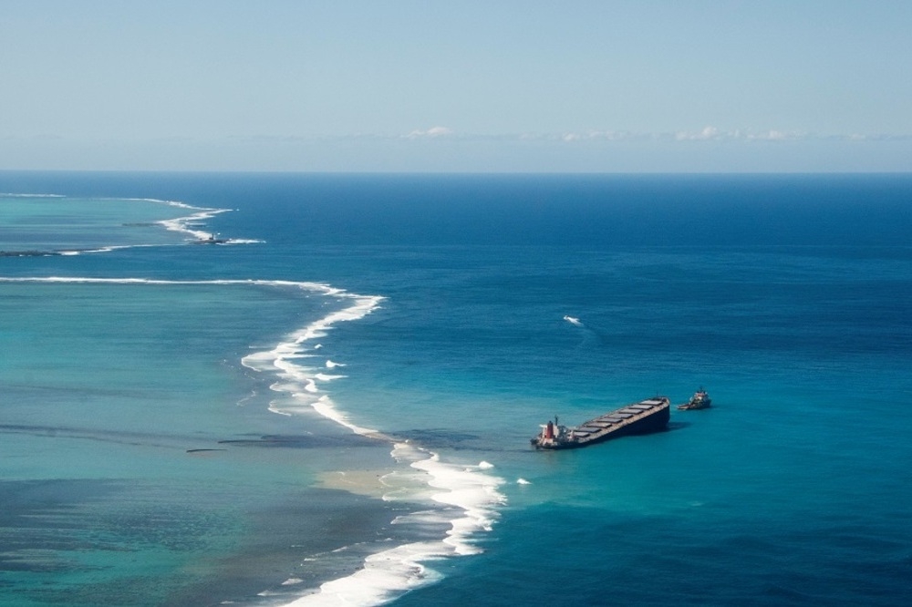 模里西斯外海觸礁擱淺的若潮號輪船，一度引發當地海域生態浩劫。（湯森路透）