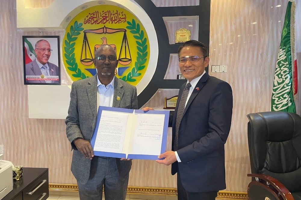 我國駐索馬利蘭代表處臨時代辦吳鎮祺於27日與索國衛生部長完成簽署我國援贈索國疫苗協議。（外交部提供）