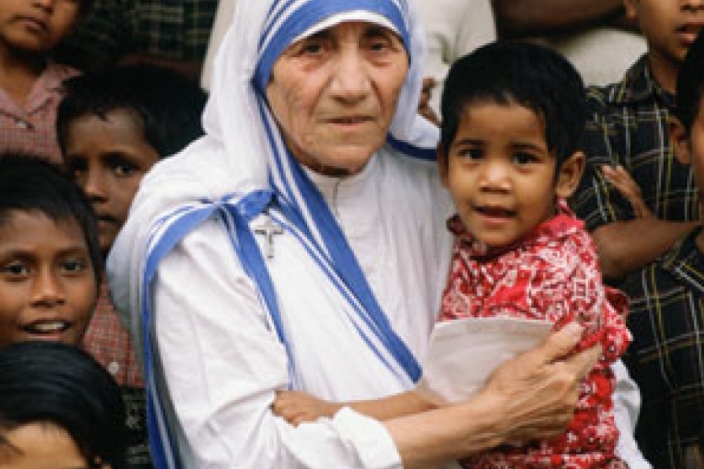 德蕾莎修女在印度為窮人服務半生。（紐約州參議院）