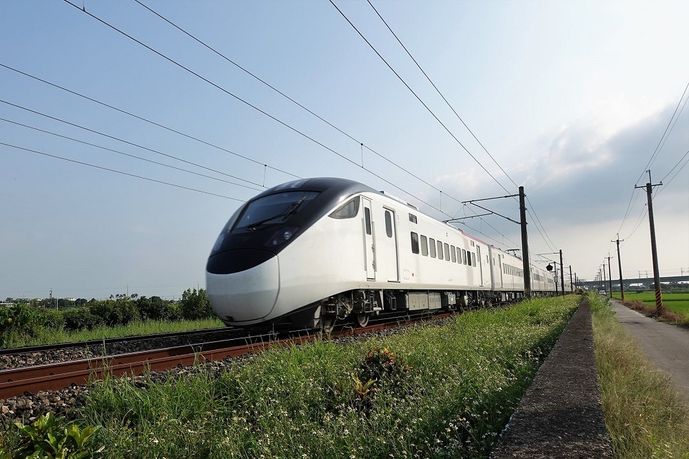台鐵EMU3000新城際列車25日首航，29日正式載客營運。（取自fun台鐵臉書）