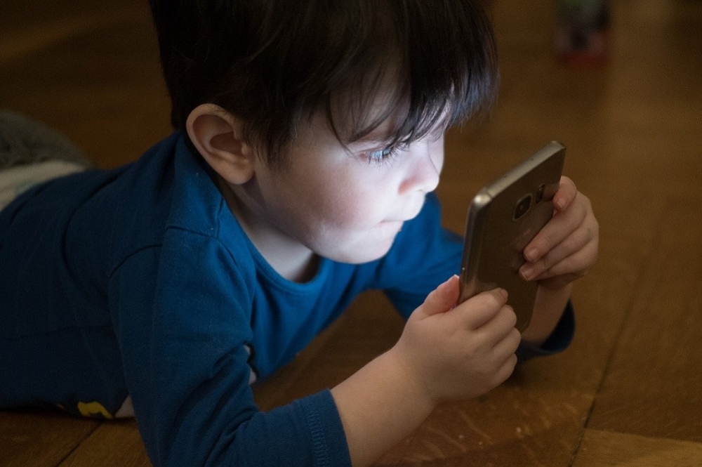 兒童熱愛觀看的網路影片可能暗藏危機。（pixabay）