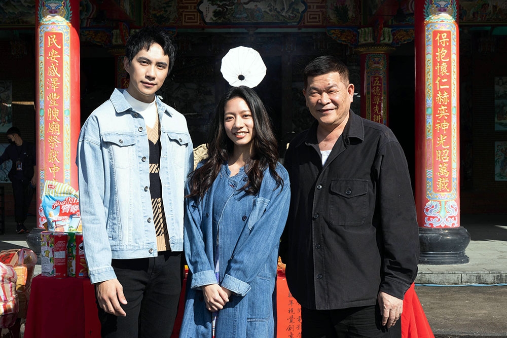潘君侖（左起）、陳妤與澎恰恰日前出席新片《鬼天廈》的開鏡，電影已於12月中開鏡，目前正全力拍攝中。（華映娛樂提供）