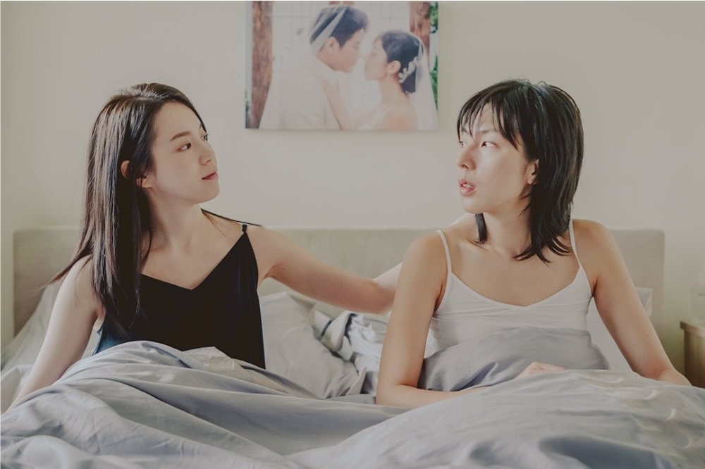 林辰唏（右）、程予希在台灣女同迷你影集《第一次遇見花香的那刻》詮釋細膩同性之愛，獲得海外許多肯定，更引發兩岸網友追劇熱潮。（GagaOOLala提供）