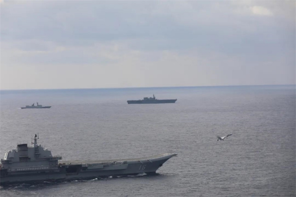 中國遼寧號航母編隊（近處）開展遠海實戰化訓練，日本出雲號（遠處中）在近處監視。（取自中國國防部）
