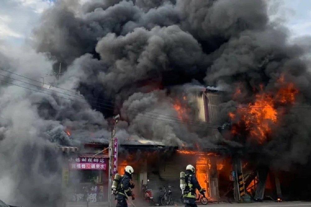 台中神岡31日一處鐵皮屋遭烈焰吞噬，濃密的黑煙直竄天際，造成1死5傷。（取自記者爆料網）