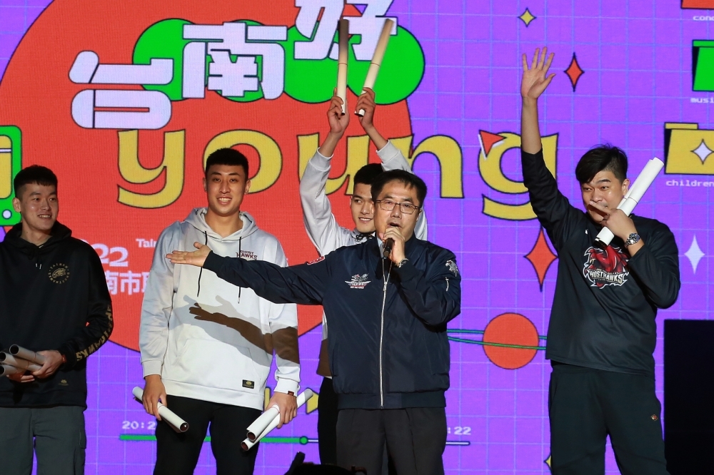 市長黃偉哲特別帶跨年晚會上介紹台南第一支的在地職籃球隊---台鋼獵鷹，期許這支球隊未來能夠為台南帶來無數的勝利。（市府提供）