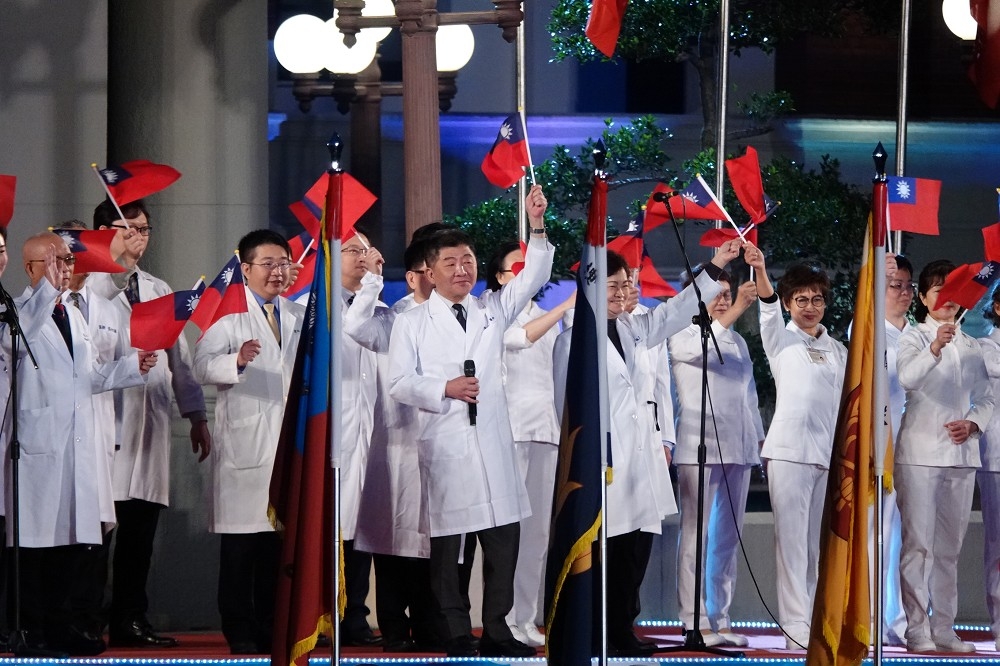 今年元旦升旗主題為「堅韌台灣、立足世界」，陳時中一早率60名醫護代表領唱國歌。（王侑聖攝）