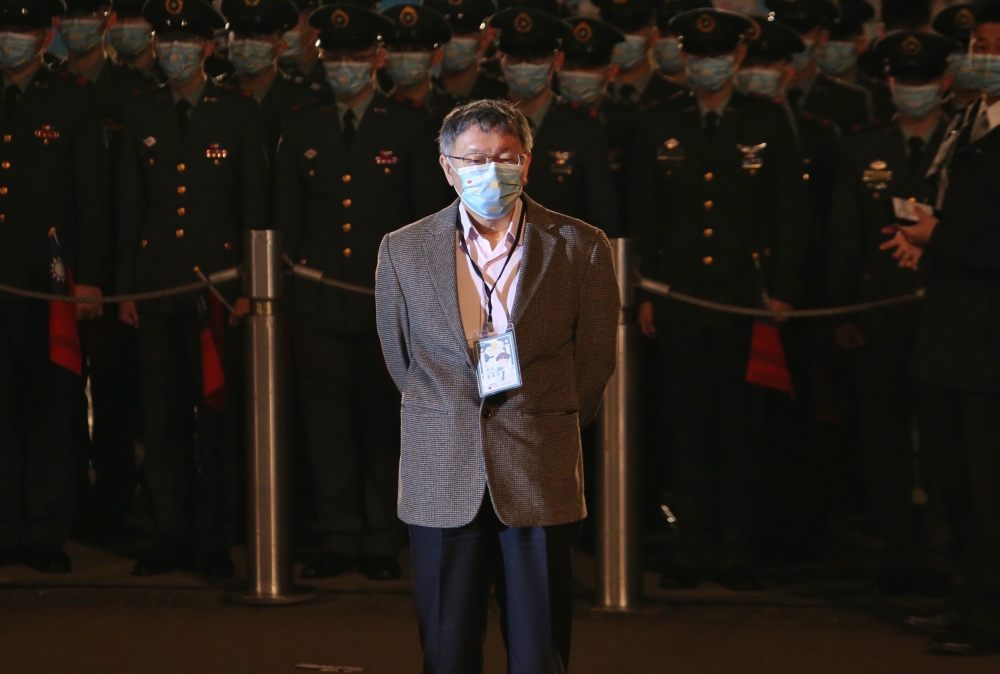 台北市長柯文哲參加總統府升旗時提早就定位，卻被拍到四周貴賓皆未出現，站了將近40分鐘。（台北市攝影記者聯誼會提供）