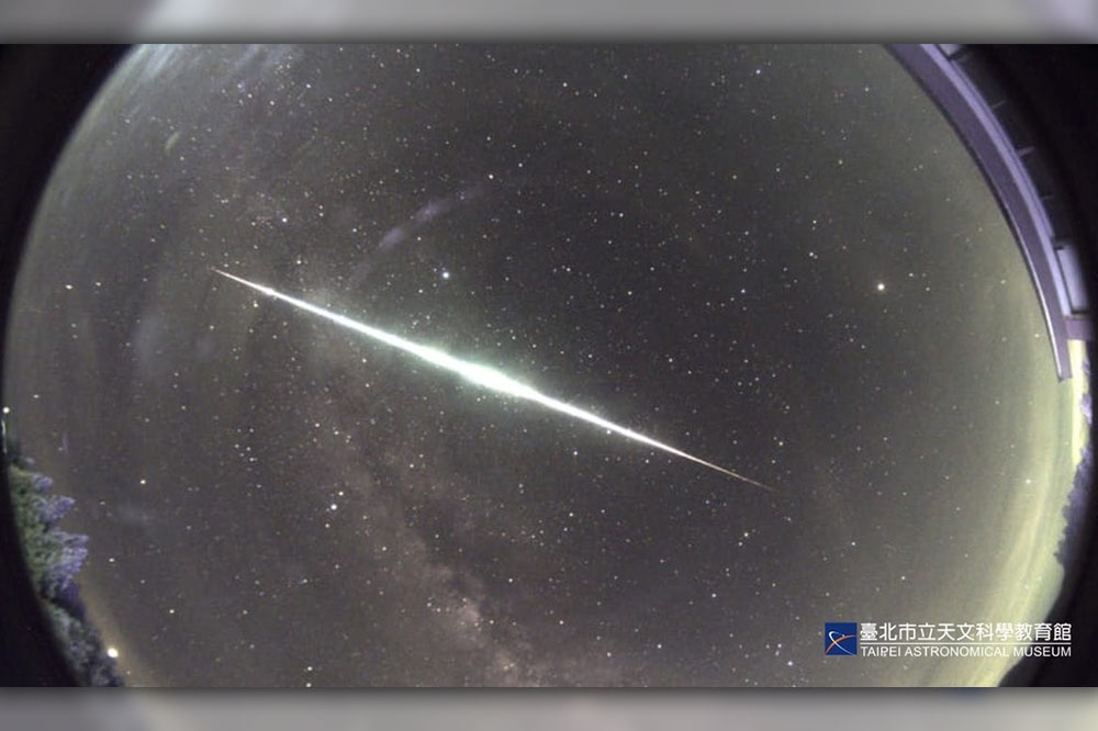 台北天文館全天域暗空攝影機捕捉到「象限儀座流星雨」的明亮火流星。（台北天文館提供）
