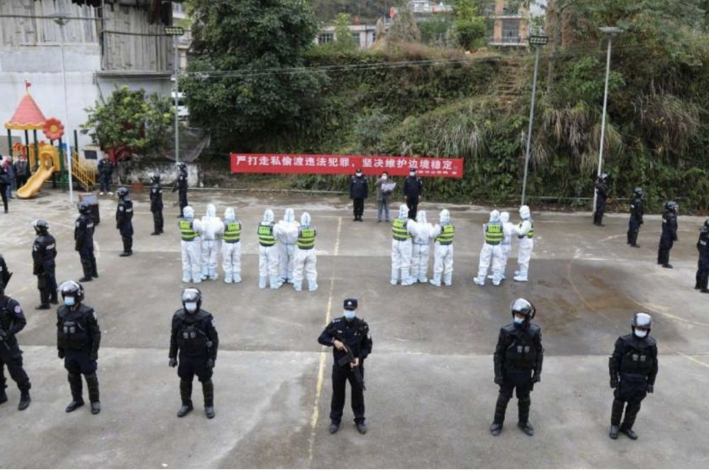 這場「遊街示眾」的荒誕戲碼，道盡了中國社會封建舊習遺毒猶存，更是21世紀人類文明一種「反進化」的奇聞怪事。（圖片摘自網路）