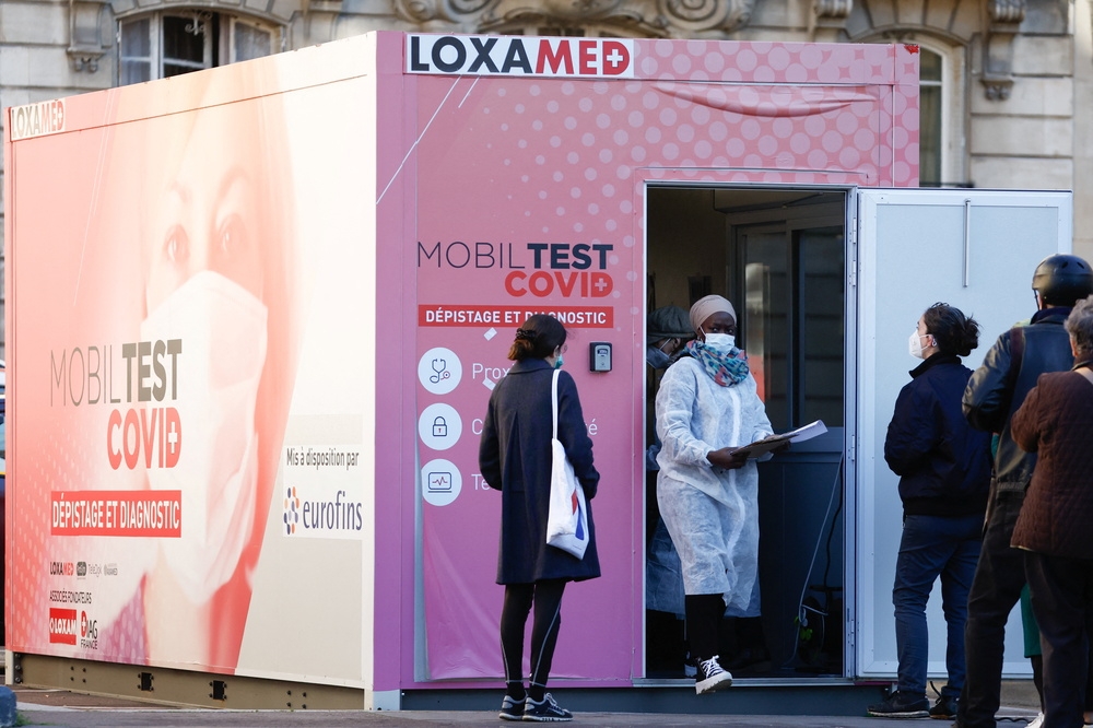 法國巴黎街頭替民眾進行新冠核酸篩檢的臨時站點。（湯森路透）