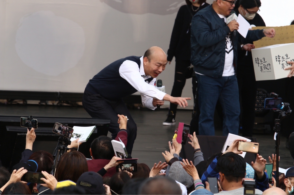 韓國瑜舉行新書發表會，吸引上萬韓粉到場，韓熱情與台下互動。（王侑聖攝）