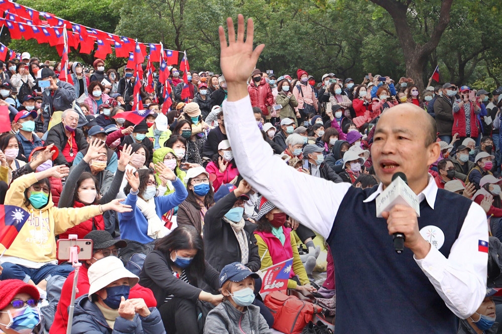 高雄市前市長韓國瑜2日舉辦新書《韓先生來敲門》見面會，吸上萬名韓粉大爆棚，韓的群眾號召力仍不容小覷。（合成畫面／王侑聖攝）