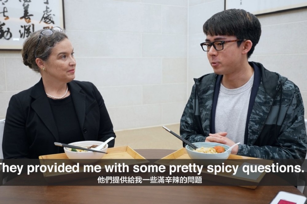 網紅阿滴日前訪問AIT處長孫曉雅被網友發現吃麵時將筷子插在碗哩，引發爭議。（擷自阿滴YouTube）