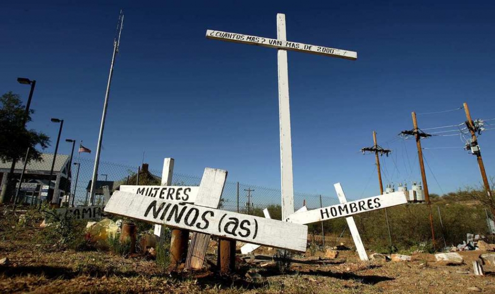 邊境點放置了十字架，為了紀念在沙漠邊境死亡的非法移民。 （湯森路透）