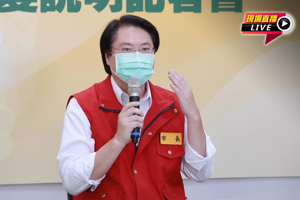 基隆市長林右昌4日舉行記者會說明防疫計程車司機最新疫況。（取自林右昌臉書）